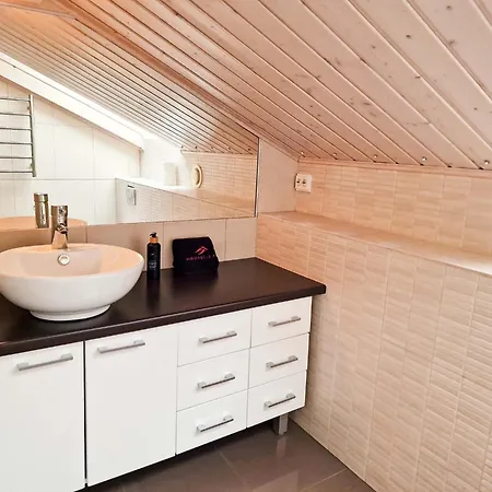 Luoteistuuli - 8+2 Hloe, Luoteis-himos Ski-in/out, 88m² + 30m² Willa Jämsä